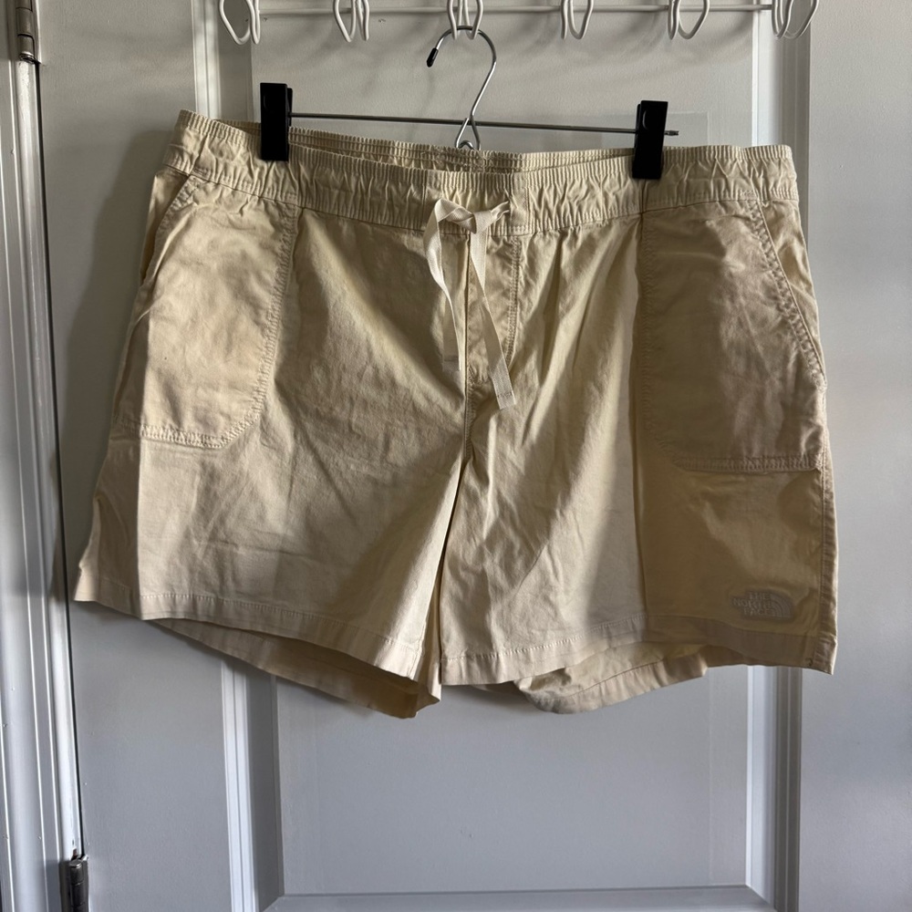 The North Face | Women’s Cream Shorts XL